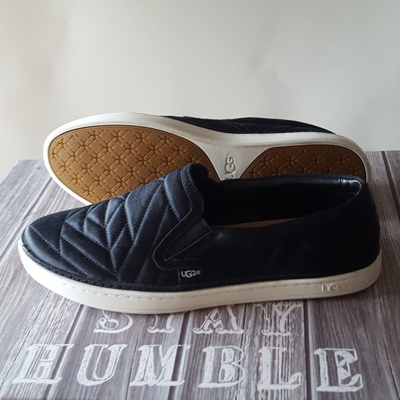Size 8.5 Ugg Soleda Quilted Sneakers NWOT. - Picture 1 of 5